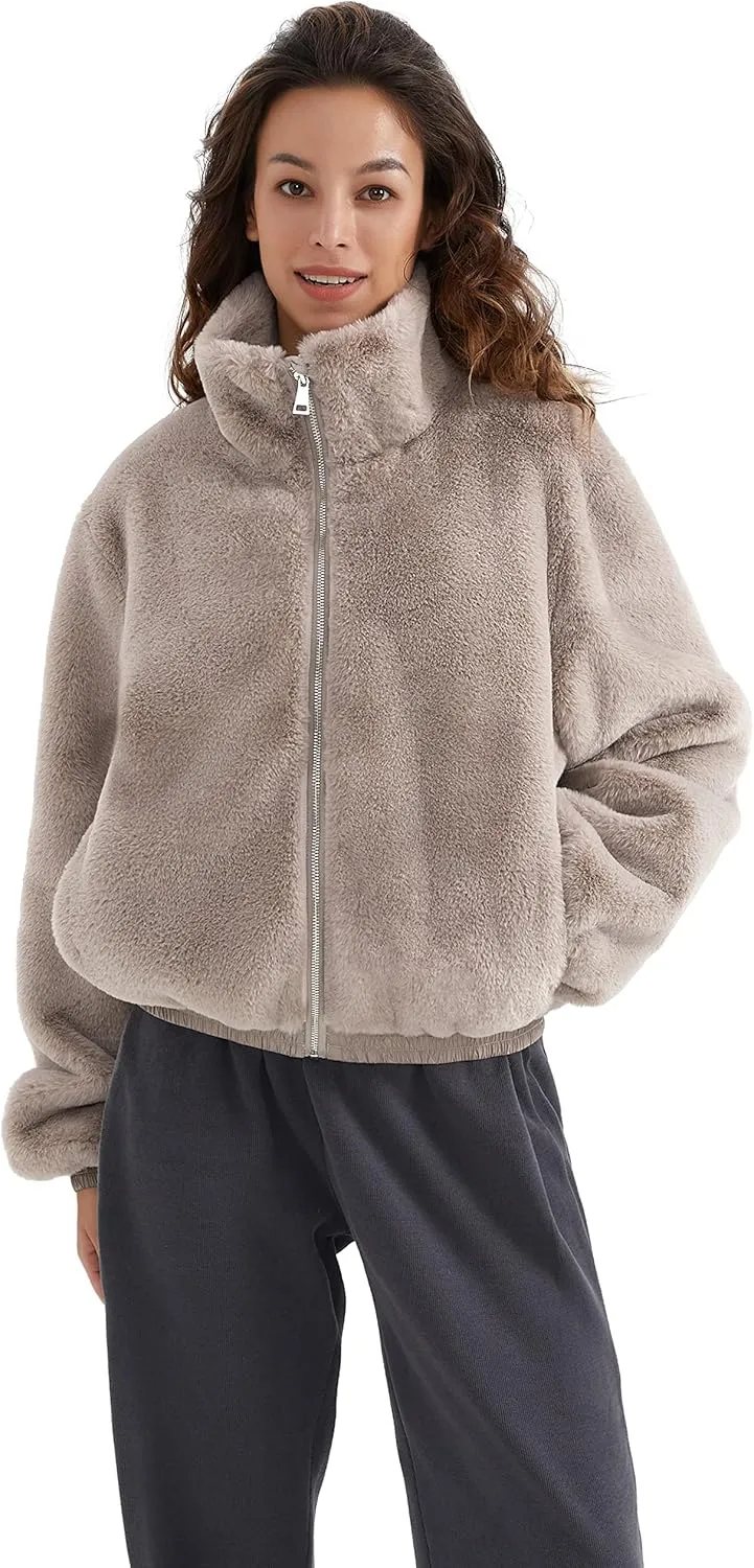 Orolay Women's Faux Fur Winter Jacket Zip Up Sherpa Coat Fuzzy Fleece Cropped Jacket