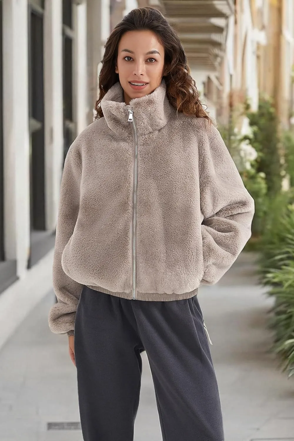 Orolay Women's Faux Fur Winter Jacket Zip Up Sherpa Coat Fuzzy Fleece Cropped Jacket