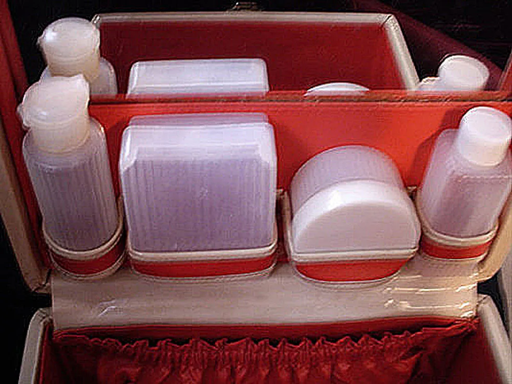 VINTAGE CHIC SAKS FIFTH AVENUE COSMETIC OVERNIGHT TRAIN CASE W COSMETIC CONTAINERS
